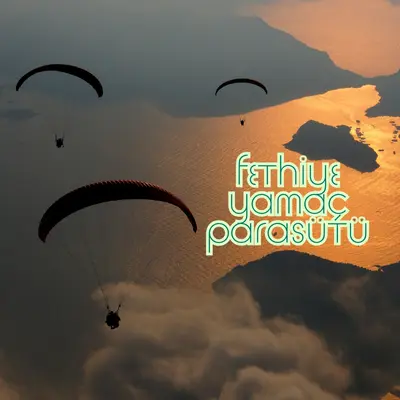 Fethiye'de gün batımında yamaç paraşütü yapan pilotlar Ölüdeniz manzarası üzerinde süzülüyor.